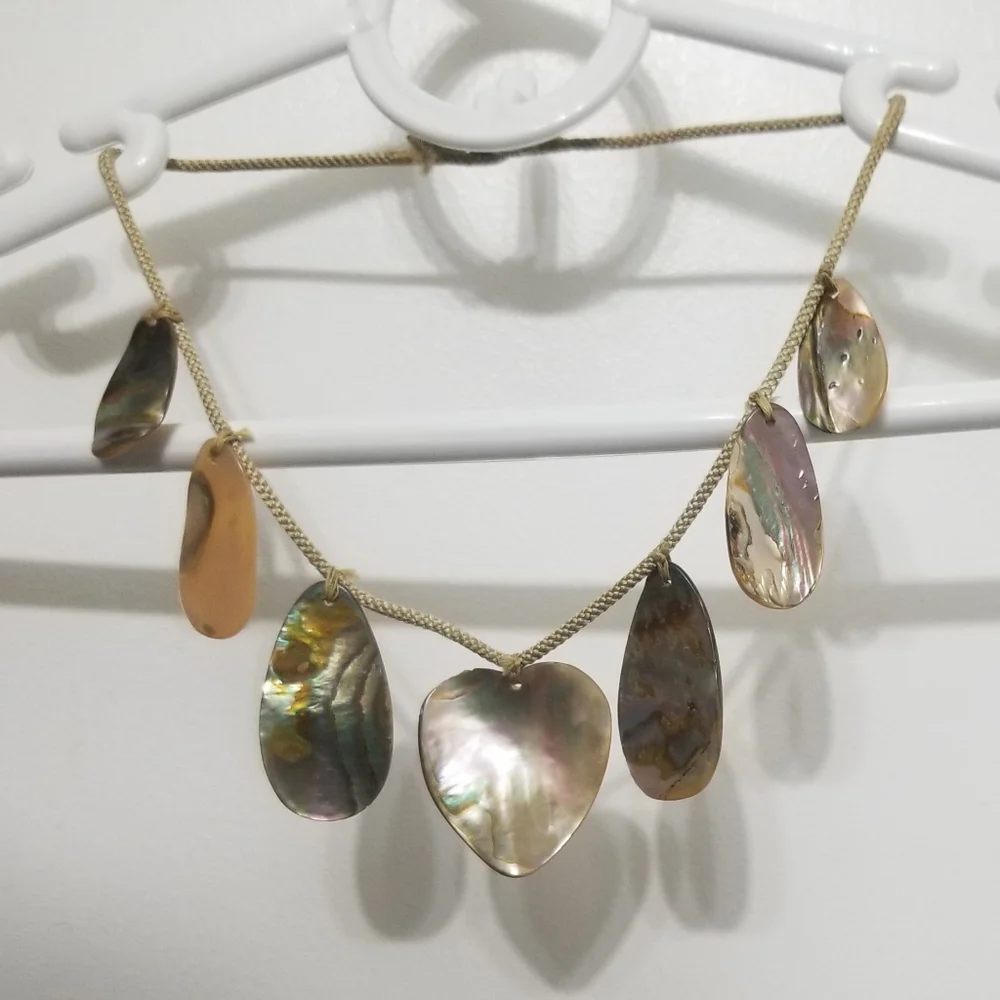 Vtg blistered pearl cord necklace, 1/7 pendants is a heart - Picture 2 of 12